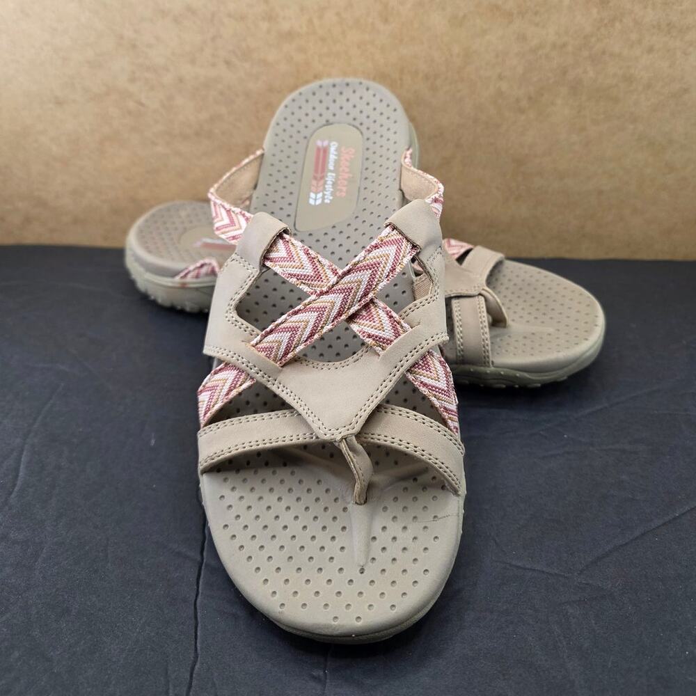 Skechers pink and white chevron-patterned cross straps thong sandals Size 8